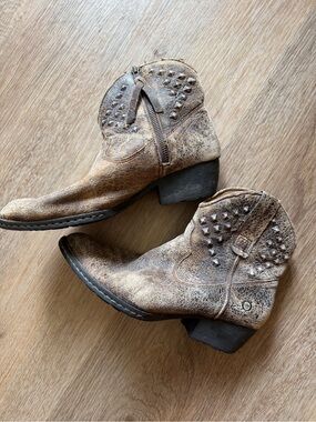Studded BORN Tan Distressed Leather Western Ankle Boots Vintage Size 8.5 brown